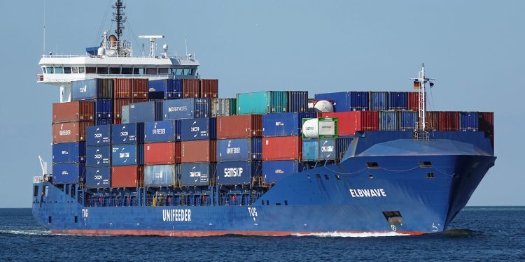 Container feeder vessel