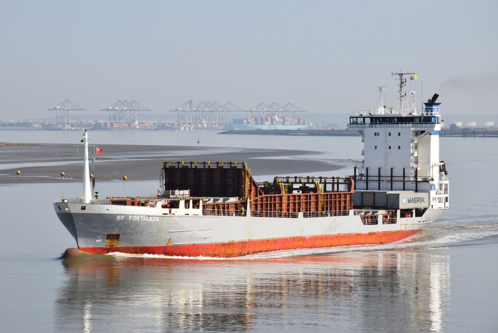 Container feeder vessel